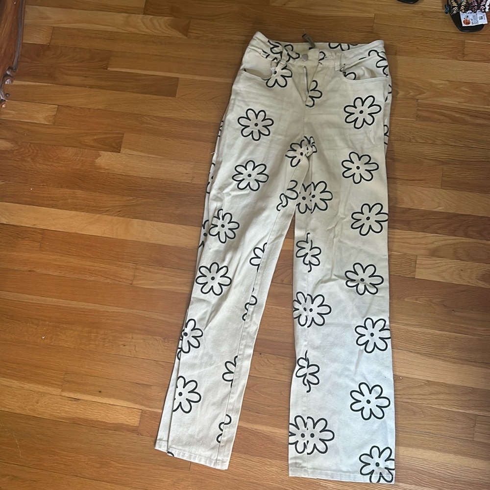 White jeans with black flowers. Size 25